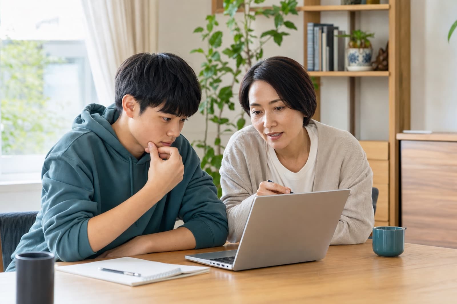 海外大学について一緒に調べる高校生と保護者