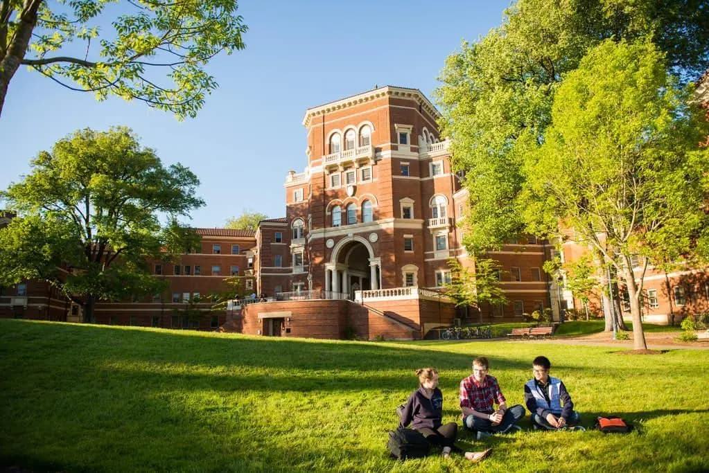 海外協定大学のキャンパスで学ぶ学生