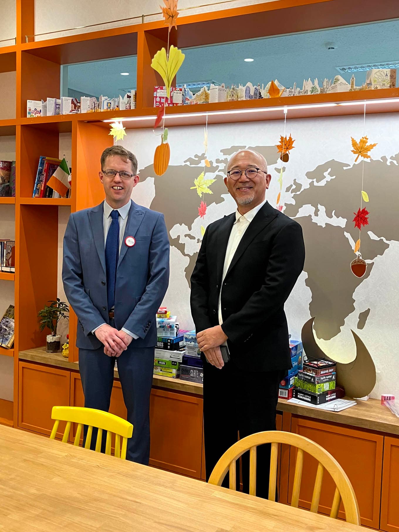 スティーブン・レイコック准教授・三輪田学園中学校・高等学校 校長 塩見牧雄先生